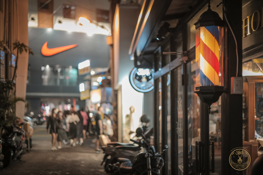 俐落男士理髮位於台中逢甲商圈巷內的店面外觀，門口掛著理髮廳三色燈柱